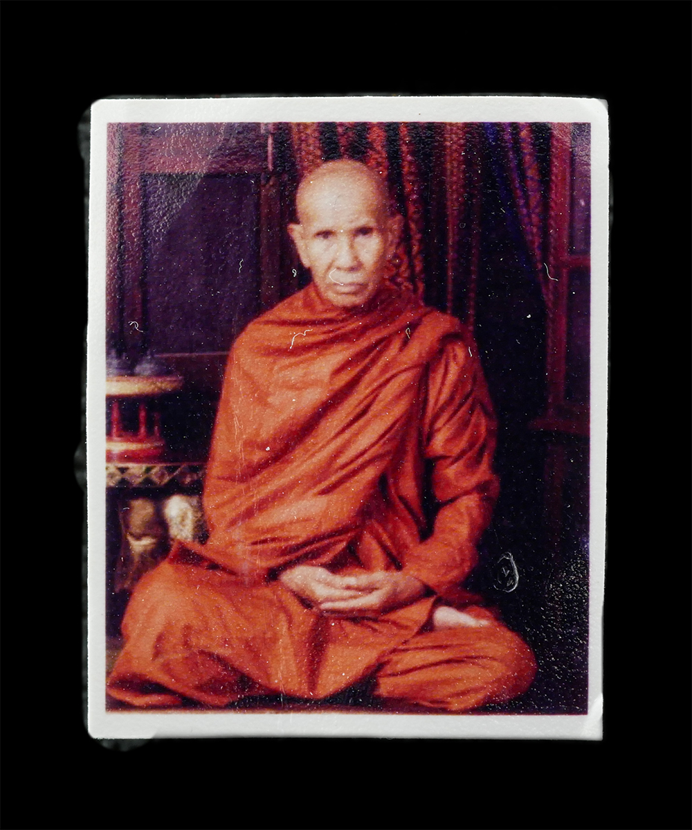 2Sep24 (214)p.jpg - รูปถ่ายหลวงปู่ธรรมรังษี (พระมงคลรังษี สุวัฒน์ จนฺทสุวณฺโณ) วัดพระพุทธบาทพนมดิน ตำบลท่าตูม อำเภอท่าตูม จังหวัดสุรินทร์ ตอกโค๊ต หลังยันต์ 5 แถว ขนาดห้อย [..] | https://kamulet.in.th